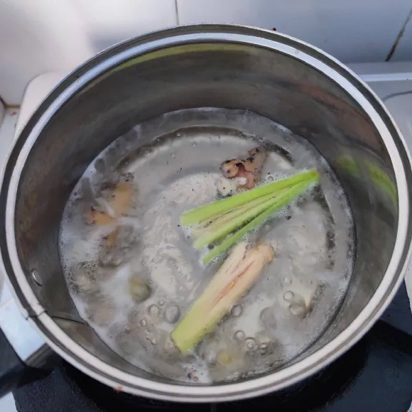 Rebus jahe bakar geprek, serai geprek, gula, garam dan air hingga mendidih.