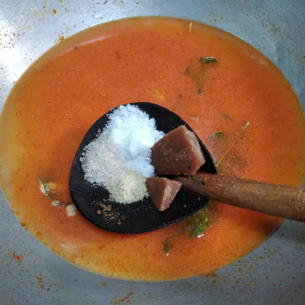 Masukkan garam, gula merah, gula pasir dan kaldu bubuk, aduk rata. Masak hingga mendidih.