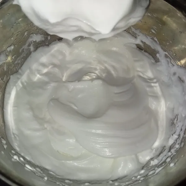 Kocok putih telur terlebih dahulu hingga berbusa kemudian tuang gula pasir sedikit demi sedikit sambil di mixer lalu masukkan garam kocok kembali hingga adonan marigue soft peak.