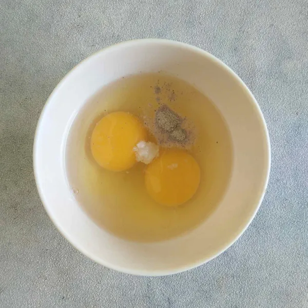 Campurkan telur, garam dan merica ke dalam mangkuk lalu kocok lepas.