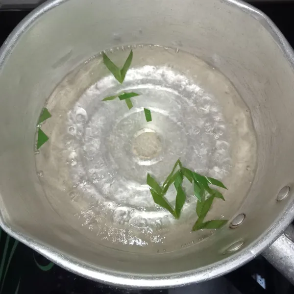 Rebus air hingga mendidih kemudian masukkan potongan pandan.