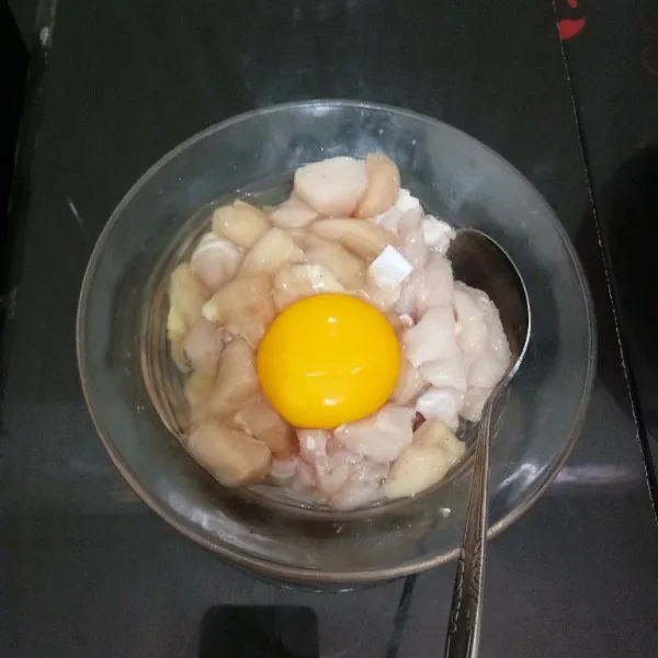 Lalu masukkan telur, aduk hingga tercampur rata.