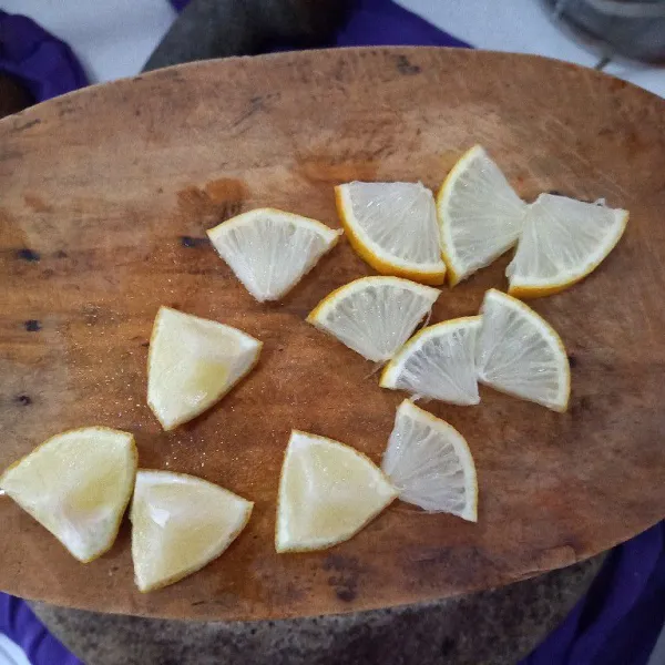 Potong lemon menjadi bagian kecil.