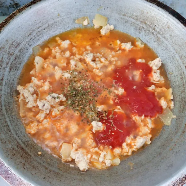 Tambahkan jus tomat dan bahan lainnya. Aduk rata. Masak sampai mendidih dan air menyusut. Icip rasa. Angkat dan siap digunakan.
