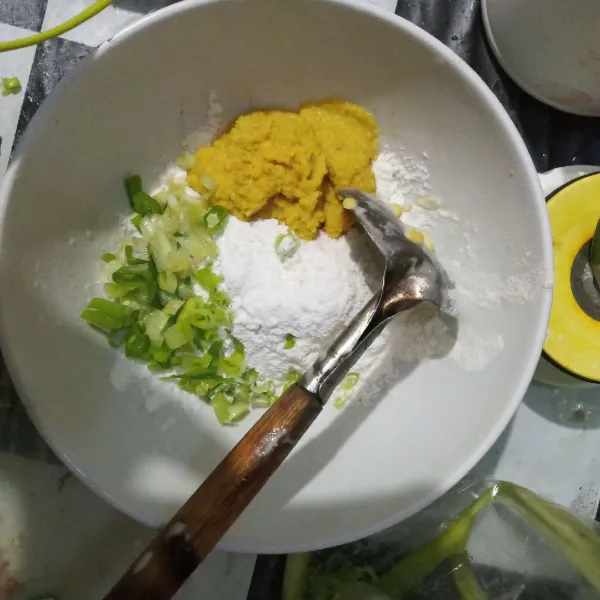 Campurkan tepung terigu, bumbu kuning, dan daun bawang.
