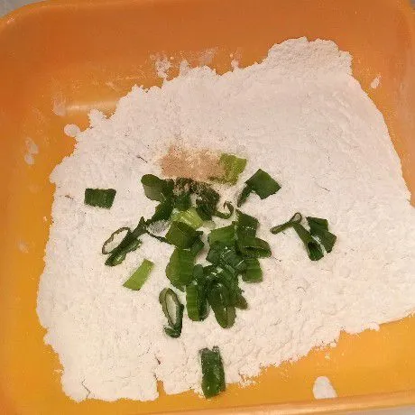 Tambahkan daun bawang, garam, kaldu bubuk, bawang putih bubuk.