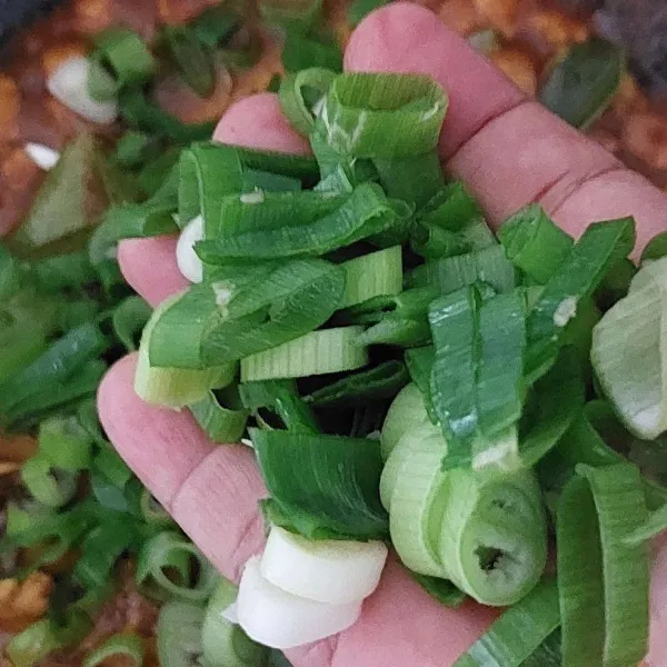 Tambahkan daun bawang prei, masak hingga layu. Sajikan bersama pelengkap.