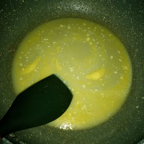 Masukkan susu dan mentega, aduk sampai tercampur rata dan mulai mengental.