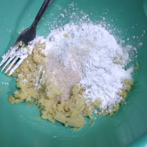Tambahkan tepung tapioka, gula dan garam, aduk hingga tercampur rata.