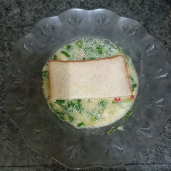 Celupkan roti pada kocokan telur