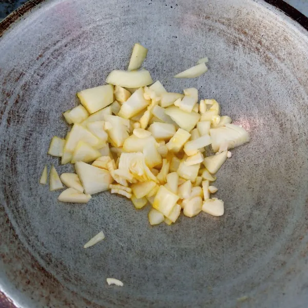Tumis bawang putih dan bawang bombai sampai harum dan layu.