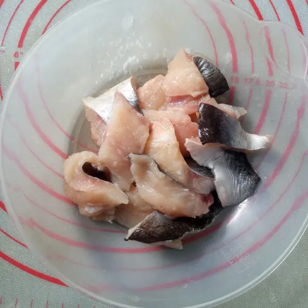 Potong-potong fillet ikan selebar 1.5 jari. Balur dengan jeruk nipis. Diamkan 5 menit, bilas lagi. Balur ikan dengan bahan marinasi. Diamkan selama 10 menit.