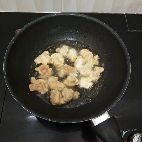 Setelah itu goreng ayam dalam minyak panas hingga matang. Lalu angkat dan tiriskan.