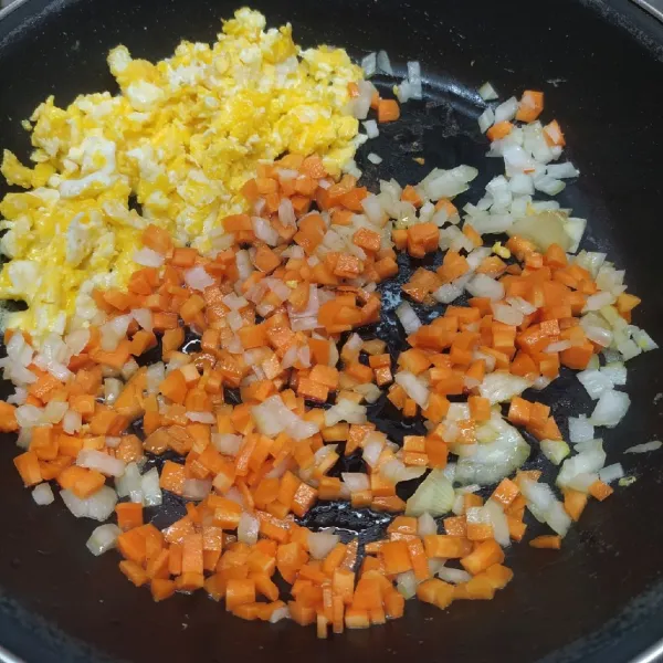 Tuang minyak wijen dan sedikit minyak goreng. Masukkan wortel dan bawang bombay, tumis sampai layu dan harum.