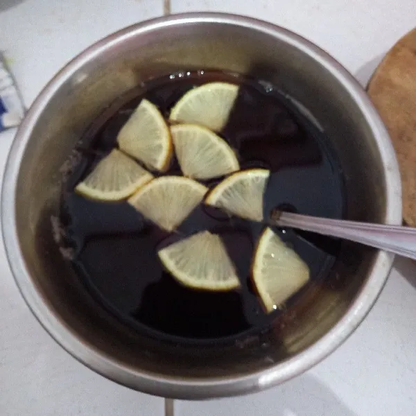 Taruh potongan lemon pada air teh dan siap dihidangkan.
