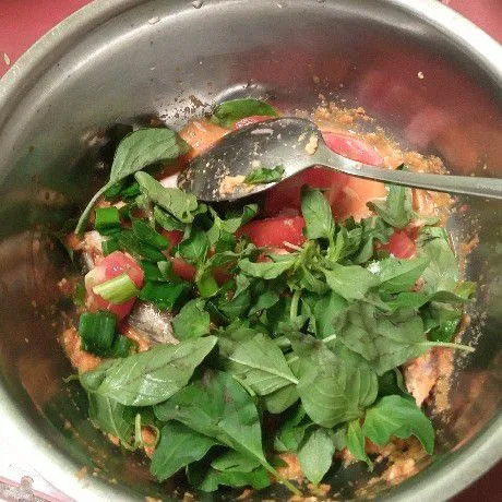 Tambahkan daun kemangi, daun bawang, tomat, kaldu bubuk dan garam