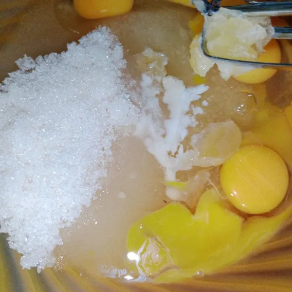 Dalam wadah kocok gula, telur, sp, vanili dan sado kue sampai mengembang.