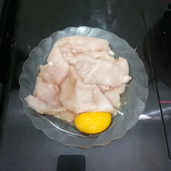 Kemudian masukkan telur, aduk kembali hingga tercampur rata.