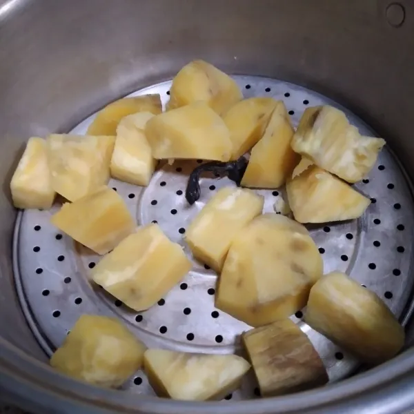 Kupas ubi potong kecil-kecil, cuci bersih kemudian kukus sampai matang.