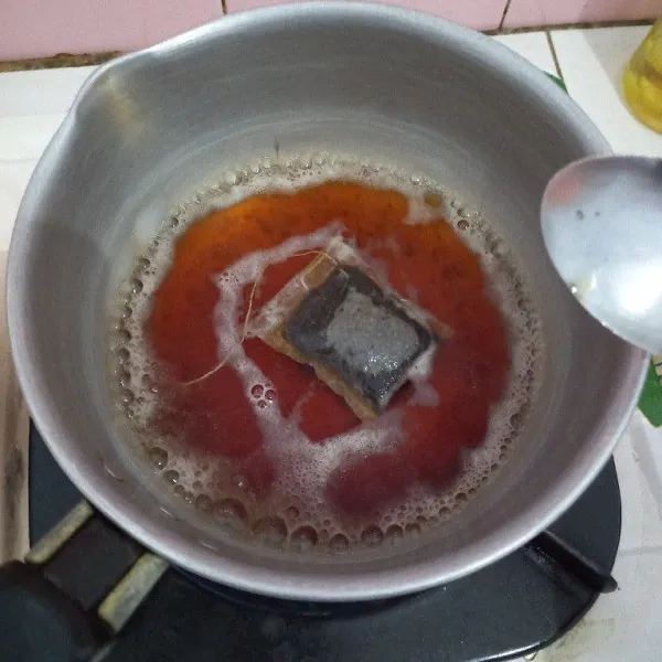 Rebus air dan teh sampai air berubah warna.