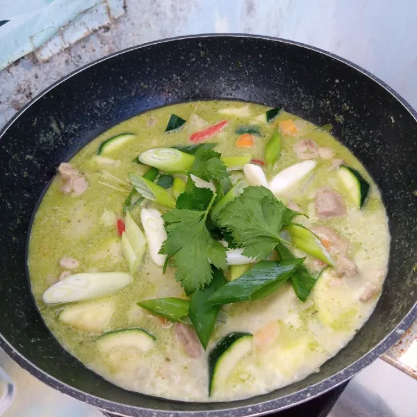 Masukkan cabai rawit, daun seledri/daun ketumbar dan daun bawang. Aduk rata. Masak sebentar. IIcip rasa. Angkat dan sajikan.