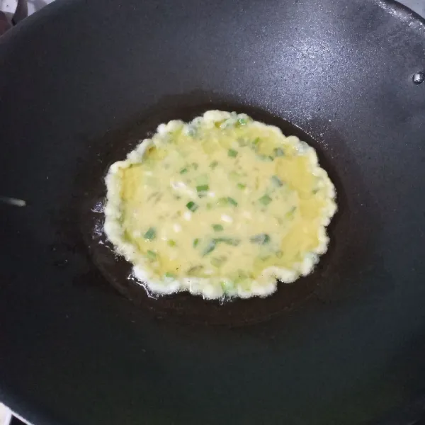 Panaskan minyak goreng di wajan lalu tuang adonan telur.