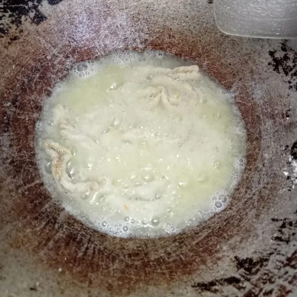 Minyak secukupnya kemudian masukkan usus secukupnya lalu goreng hingga kering kuning keemasan.