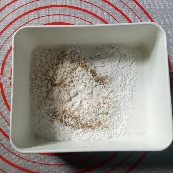 Aduk sisa tepung terigu, tepung maizena dan tepung beras. Bumbui kaldu bubuk, garam dan lada.