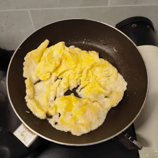 Kocok lepas telur kemudian masak orak arik, sisihkan.