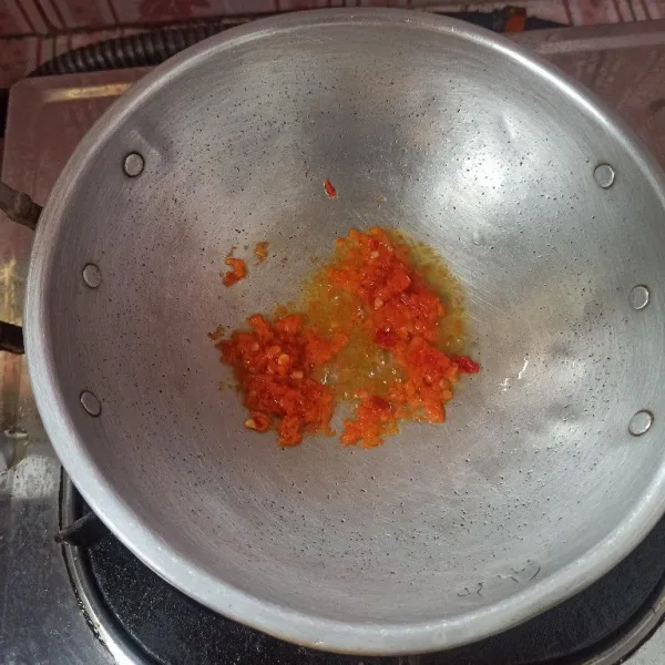 Membuat saus: haluskan bawang putih dan cabai lali tumis sampai harum dan matang.