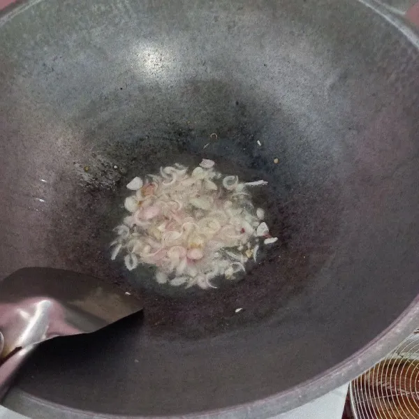Terakhir tumis irisan bawang merah sampai harum kemudian masukkan ke sayur sop, siap dihidangkan.