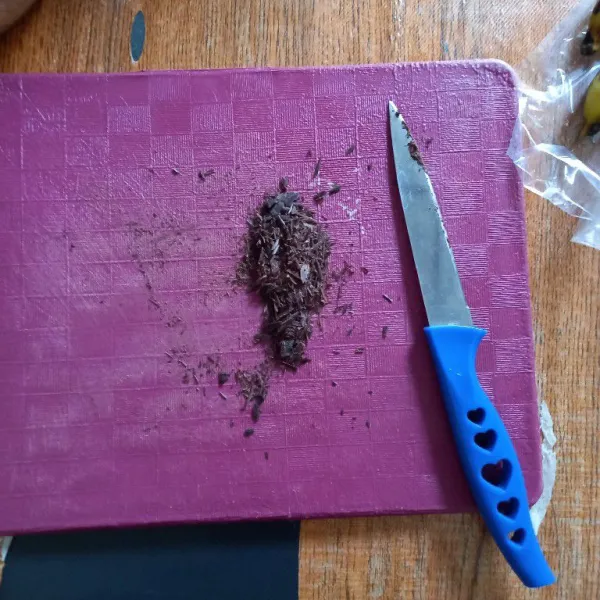 Siapkan cokelat batang dan iris-iris.