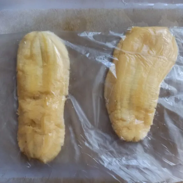 Kupas pisang kemudian pipihkan menggunakan telapak tangan.