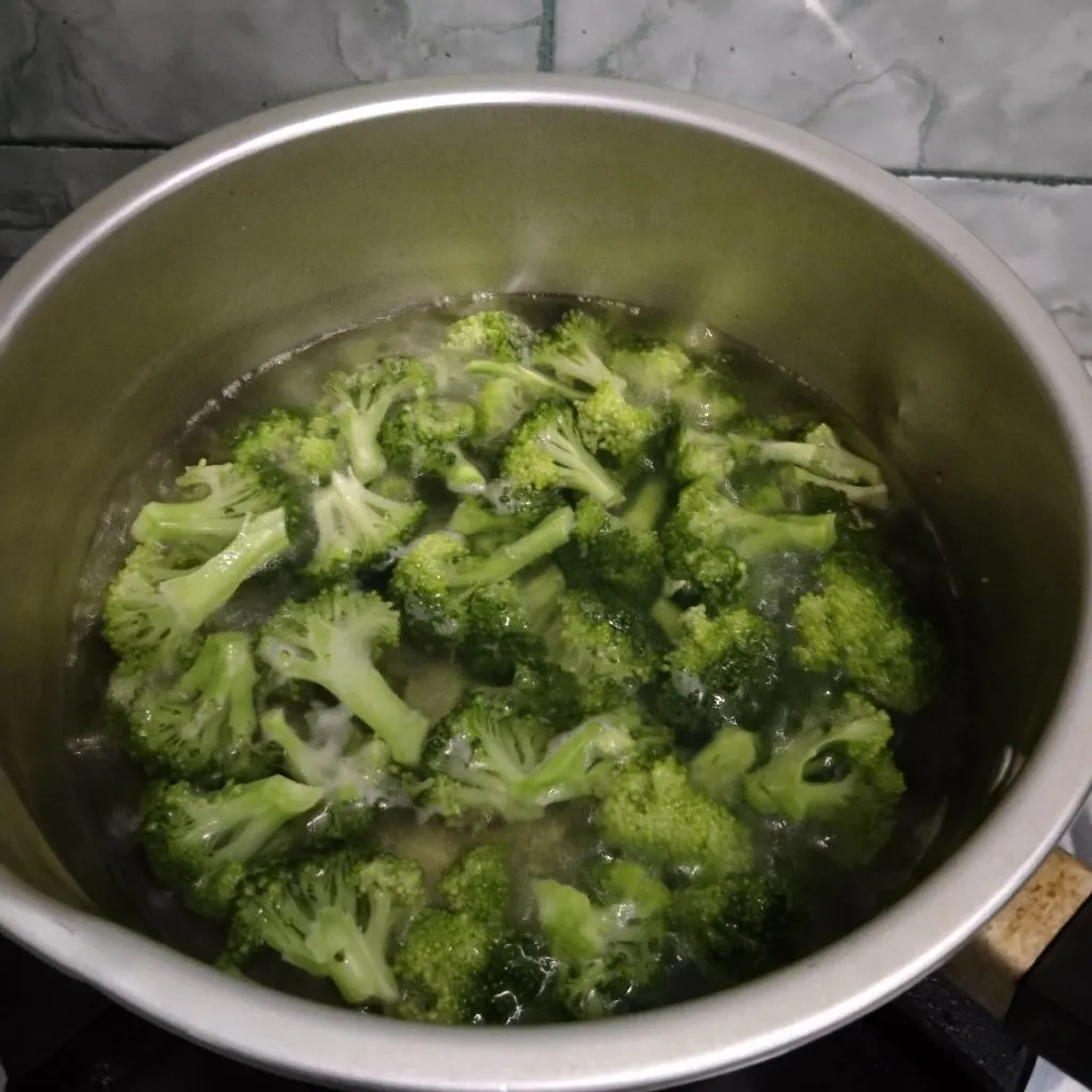 Step 1 Brokoli Siram Telur