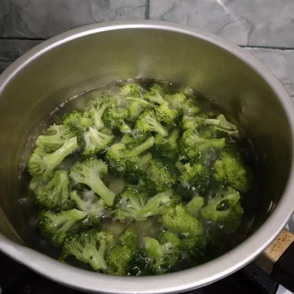 Potong-potong brokoli,cuci,lalu rebus selama 2-3 menit, tiriskan lalu sisihkan