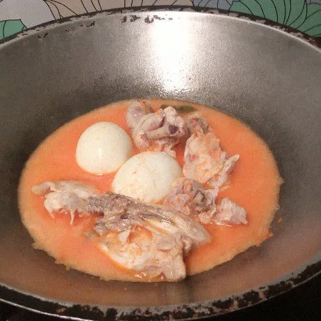 Setelah bumbu matang/ harum, tuang secukupnya air. Masukkan ayam dan telur.