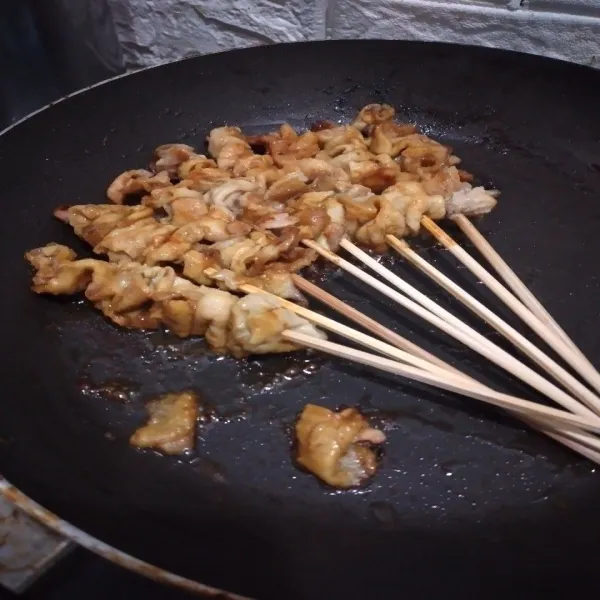 Olesi pan panggangan dengan minyak goreng, panggang sate kulit dengan pan panggang atau pake teflon dengan api kecil sambil dioles oles kecap lagi, balik sekali panggang hingga kecoklatan dan mengering luarnya, sajikan dengan sambal kecap atau sambal matah.