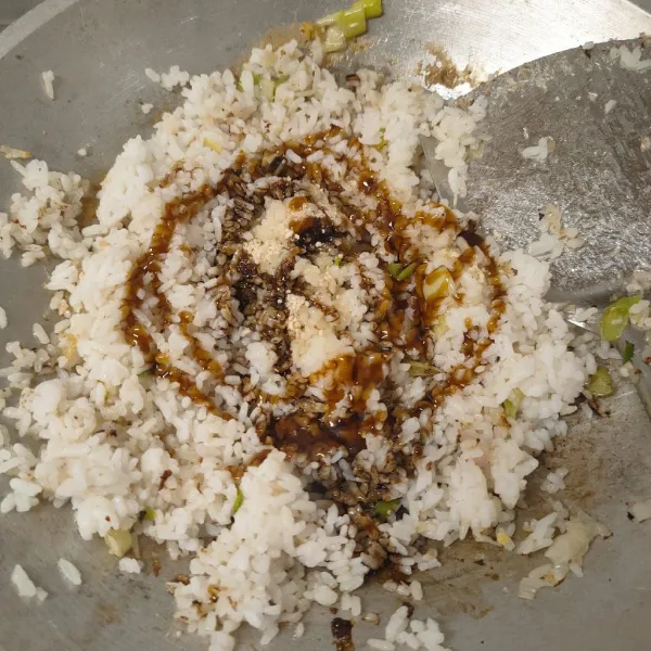 Masukan nasi, bumbui dengan saus tiram, kecap, kaldu jamur dan garam.