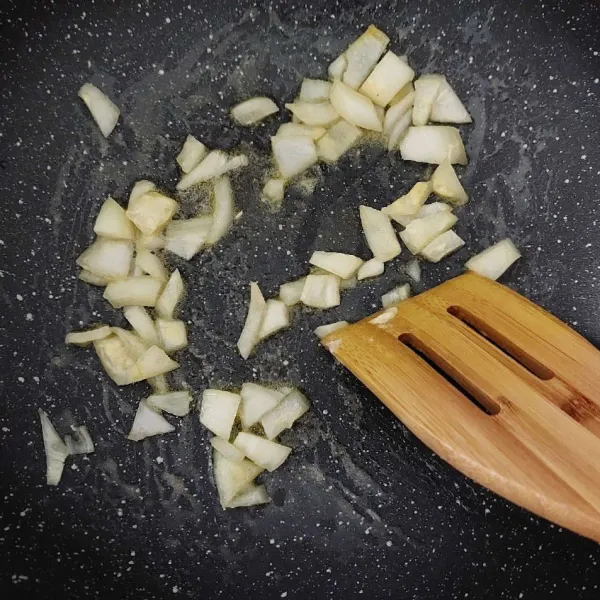 Tumis bawang bombai dengan margarine sebentar.