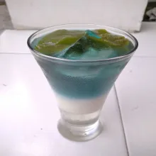 Kemudian beri susu dan air bunga telang, es siap dinikmati.