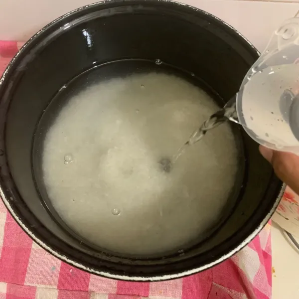 Cuci bersih beras, lalu tambahkan air sesuai takaran. Masak beras seperti biasa di magic com.
