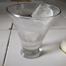 Masukkan air gula kemudian es batu.