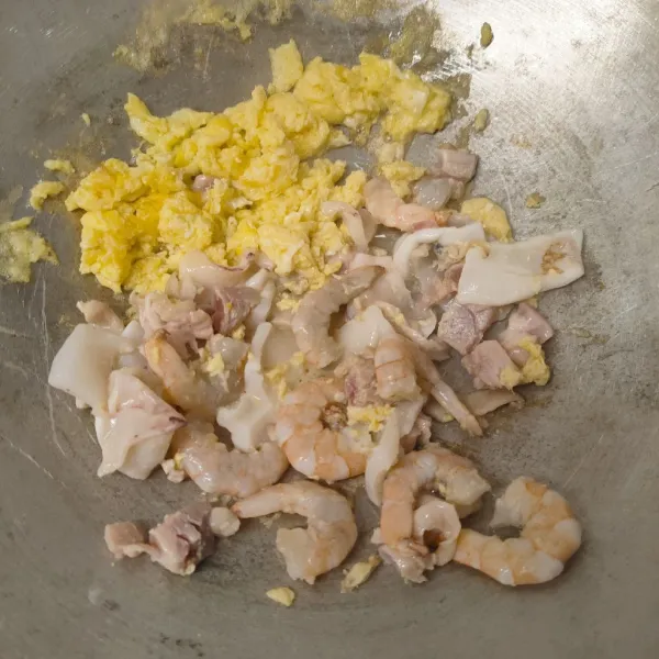 Masak terlebih dahulu toping nasi goreng, masak telur, kemudian orak arik, masukan juga udang, cumi dan ayam, masak hingga matang, kemudian sisihkan.