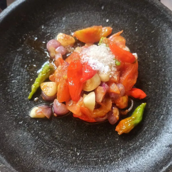 Pindahkan bahan sambal diatas cobek bumbui dengan garam, gula dan kaldu jamur lalu ulek sampai halus.