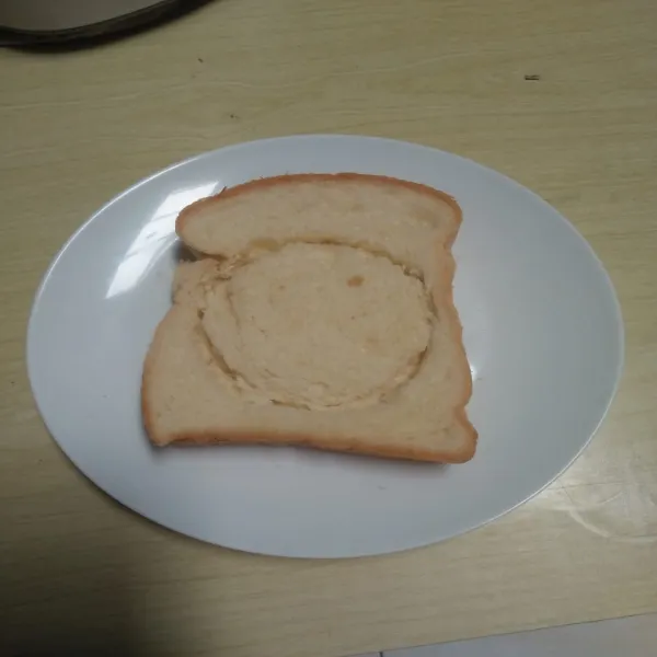 Lubangi 2 buah roti tawar dengan ring.