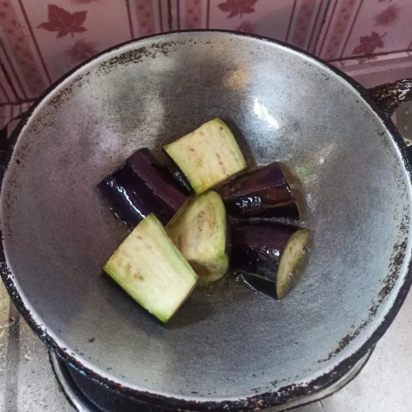 Goreng terong hingga matang.