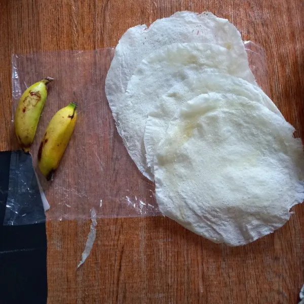 Siapkan kulit lumpia dan pisang.