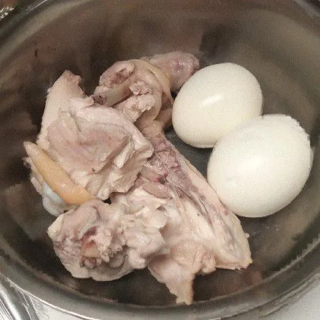 Rebus ayam dan telur sampai matang. Kupas telurnya.