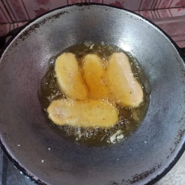 Celupkan pisang kedalam adonan tepung kemudian goreng sebentar sampai agak berubah warna. Tiriskan pisang dan diamkan sebentar.