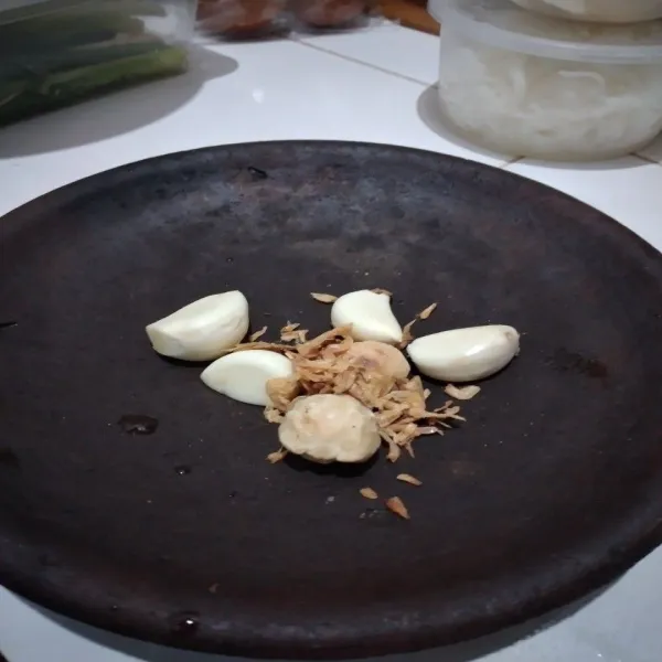 Siapkan bawang putih kupas, kemiri yang telah disangrai dan rebon kering yang telah disangrai terlebih dahulu.